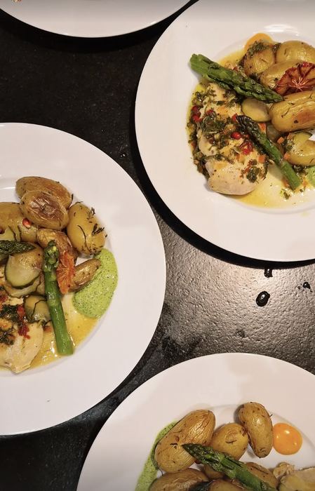 Poulet rôti, asperges et pommes de terre