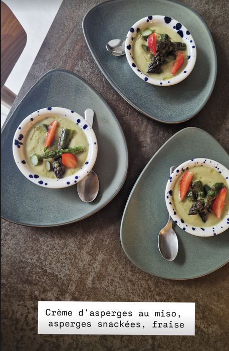 Crème d'asperges au miso, fraise